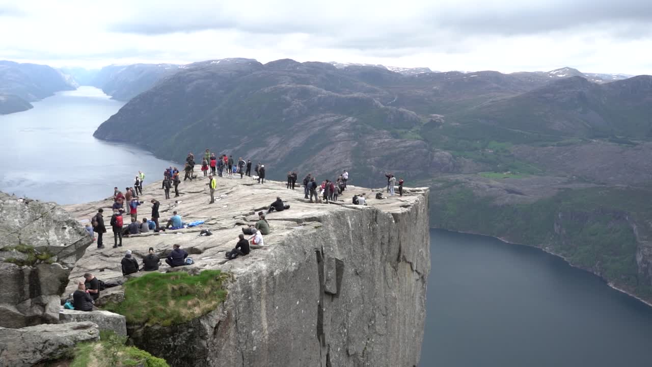 Udsigt fra Preikestolen med mennesker på klippen