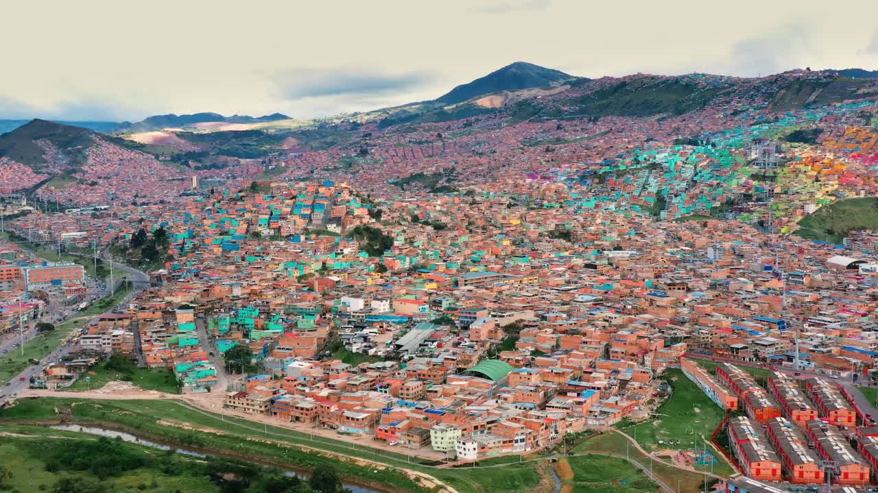 화창한 날 배경에 안데스 산맥이 있는 보고타 산타마리아의 공중 전망
