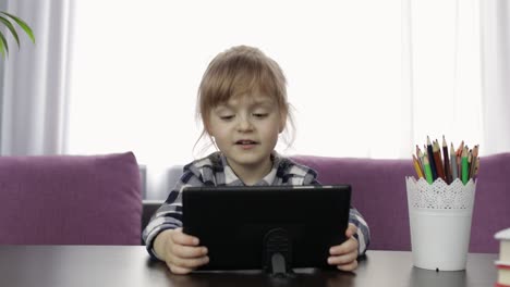 Mädchen-Lernt-Online-Unterricht-Mit-Digitalem-Tablet-Computer.-Fernstudium