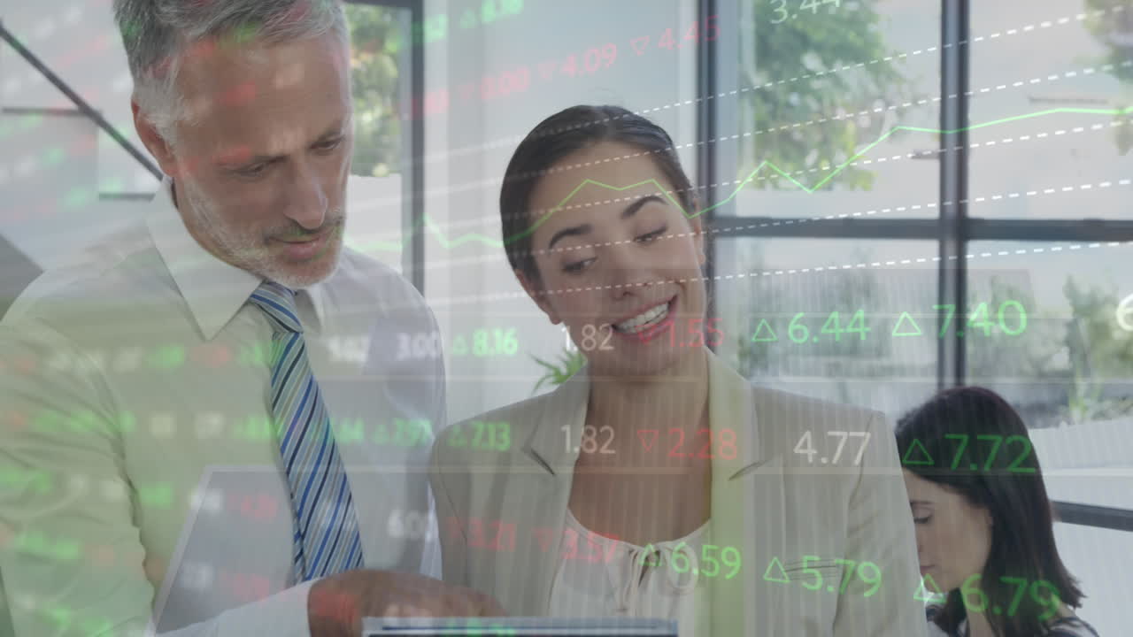 animación del procesamiento de datos financieros sobre diversos hombres de negocios mujeres de negocios discutiendo en la oficina