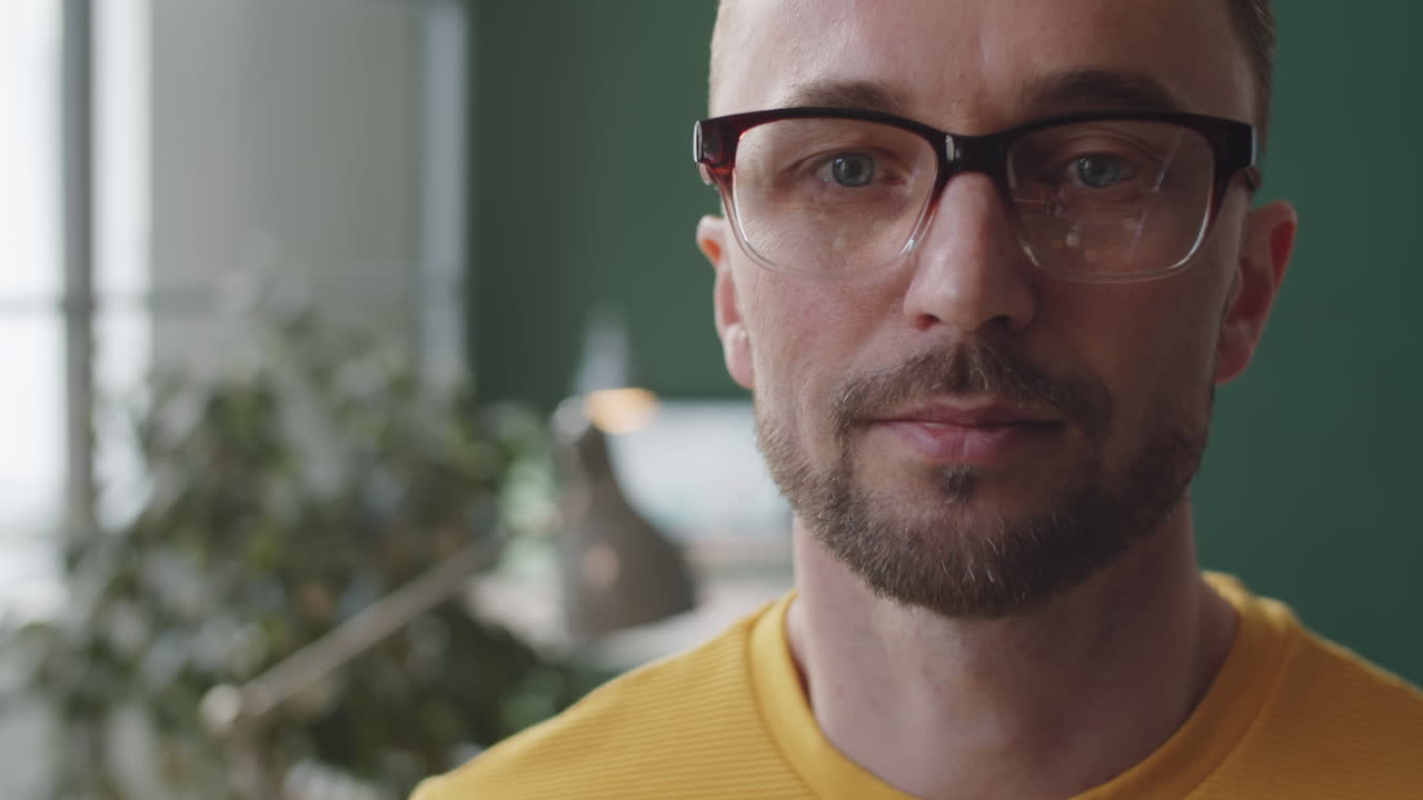 retrato de un joven apuesto en la oficina