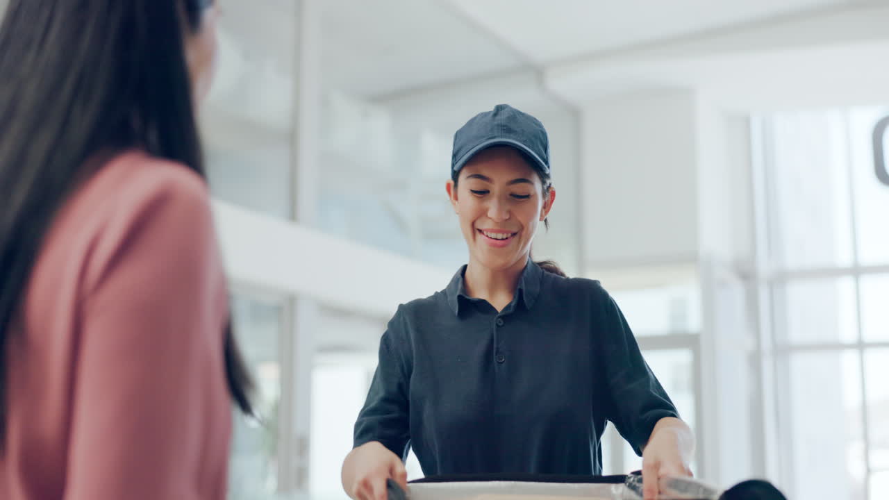 mujer feliz entregando comida al cliente