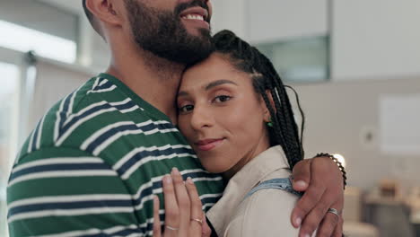 rostro de mujer feliz, hombre y abrazo en casa por amor