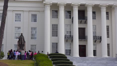 niños afroamericanos se reúnen fuera del edificio de la capital de montgomery alabama para recordar a los padres fundadores de estados unidos 1