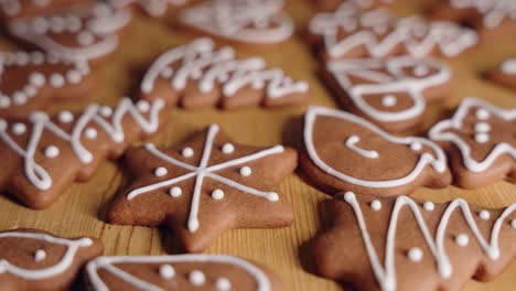 Dekorieren-Von-Lebkuchenplätzchen-Für-Weihnachten,-Nahaufnahme-Einer-Makroaufnahme,-Bei-Der-Handgefertigte-Festliche-Süßigkeiten-Und-Kekse-Für-Das-Neue-Jahr-Mit-Weißer-Glasur-Hergestellt-Werden