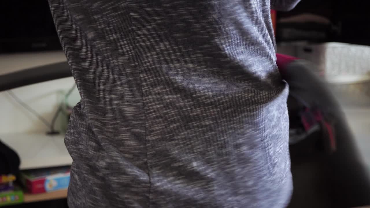 집에서 운동을 하는 소녀를 가까이에서 볼 수 있습니다.