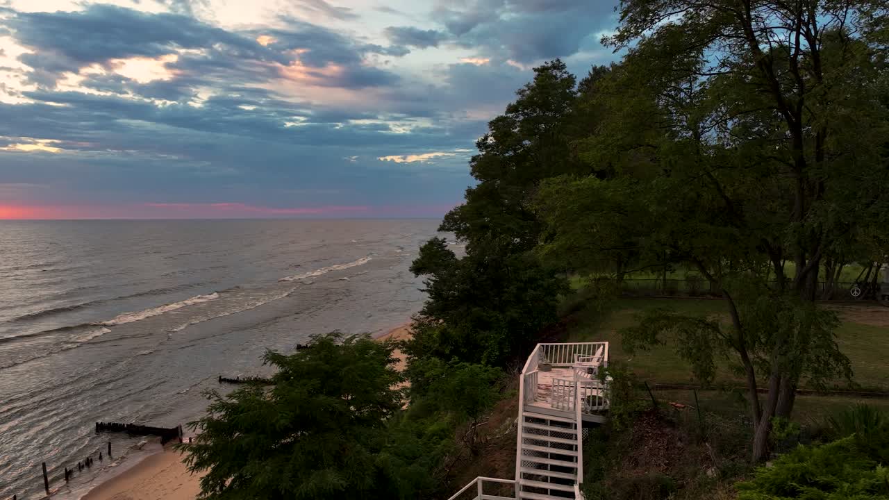 오른쪽 트럭은 해변 블러프에 높은 집을 보여줍니다.