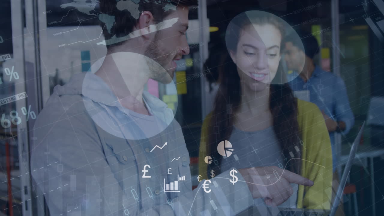 animación del procesamiento de datos financieros sobre diversas personas de negocios en la oficina