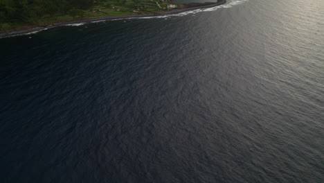 Vista-De-ángulo-Alto-De-La-Superficie-Del-Agua-Ondulada