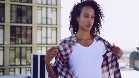 Fashionable-young-woman-on-urban-rooftop