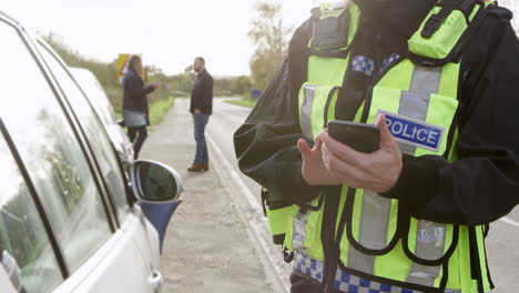 frauliche verkehrspolizistin macht notizen auf dem handy am tatort eines verkehrsunfalls