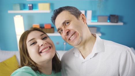 padre e hija filman un video conmemorativo. son divertidos.