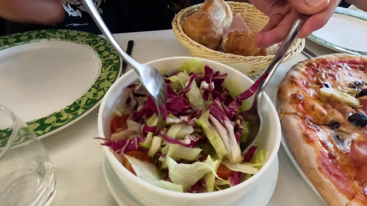 밀라노의 테이블에서 러드를 는 것