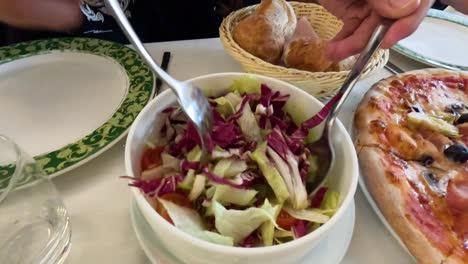 mezclando ensalada en una mesa en milán