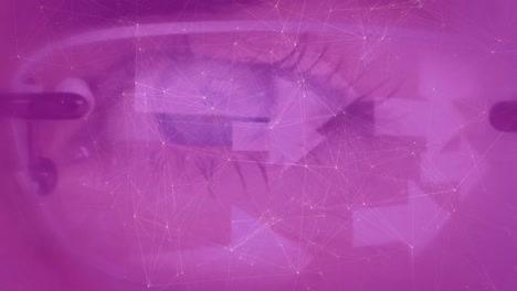 animación de conexiones y flechas sobre el ojo de una mujer caucásica
