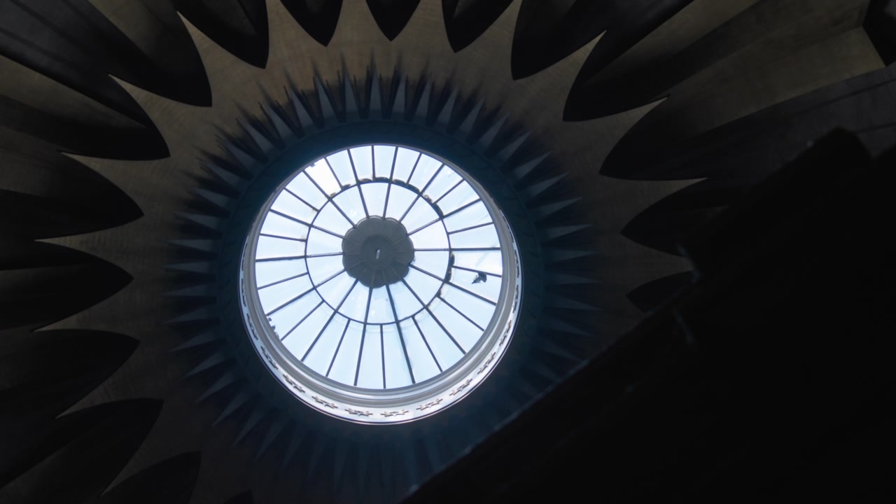 Piccione che vola sotto la cupola della chiesa