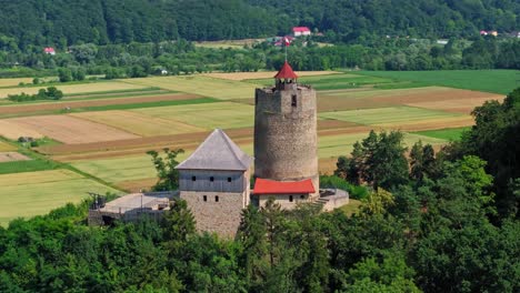 Polonia,-Antiguos-Palacios-Y-Castillos-Históricos-Con-Nuestras-Impresionantes-Tomas-De-Vídeo-Con-Drones