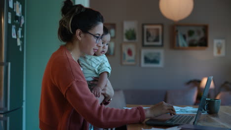 Laptop,-Fernarbeit-Und-Mutter-Mit-Baby