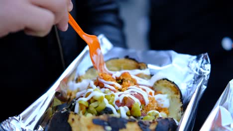 comida callejera de patatas al horno