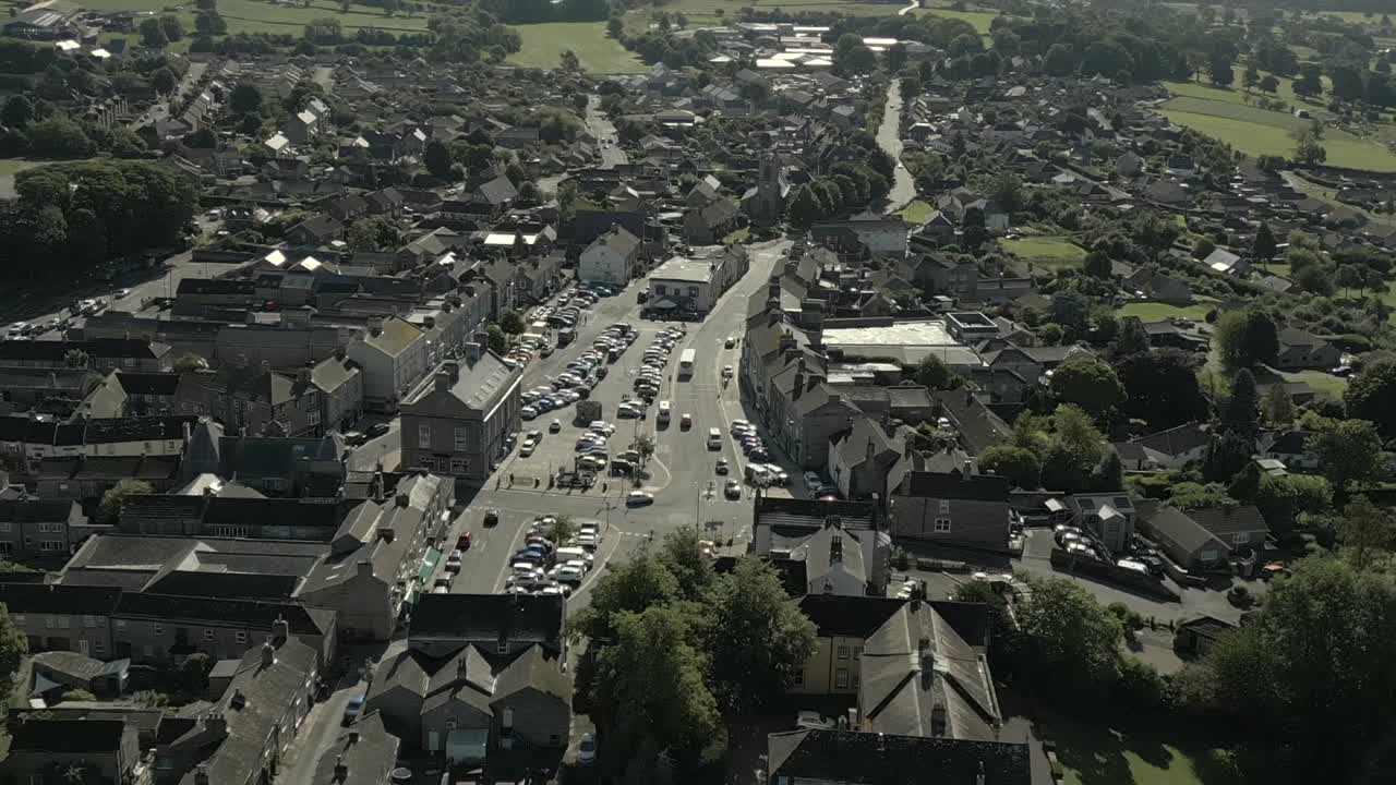 una vista aérea de la ciudad de leyburn en yorkshire en una soleada mañana de verano, inglaterra, reino unido