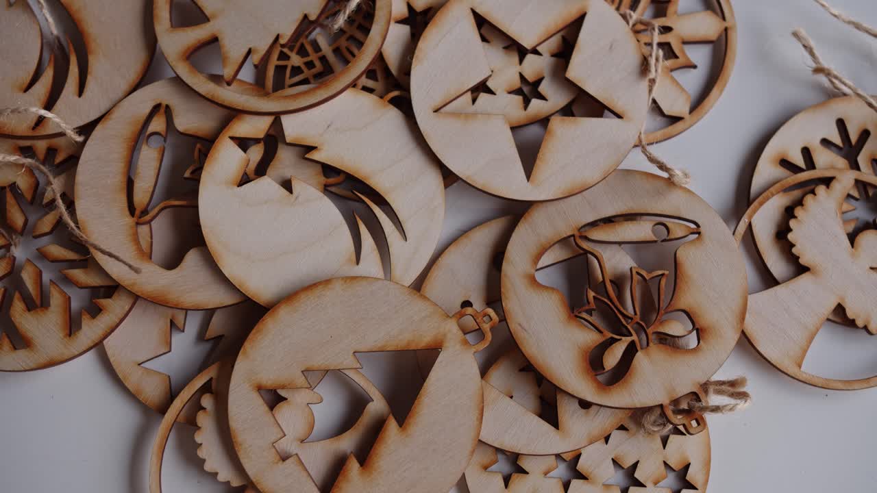 나무 크리스마스 장식품을 스택에 던지는 색 테이블 배경 4k