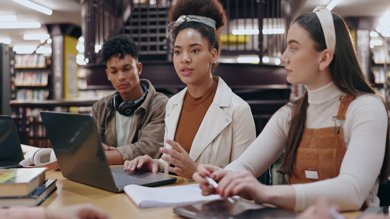 도서관에서 협력하는 학생들