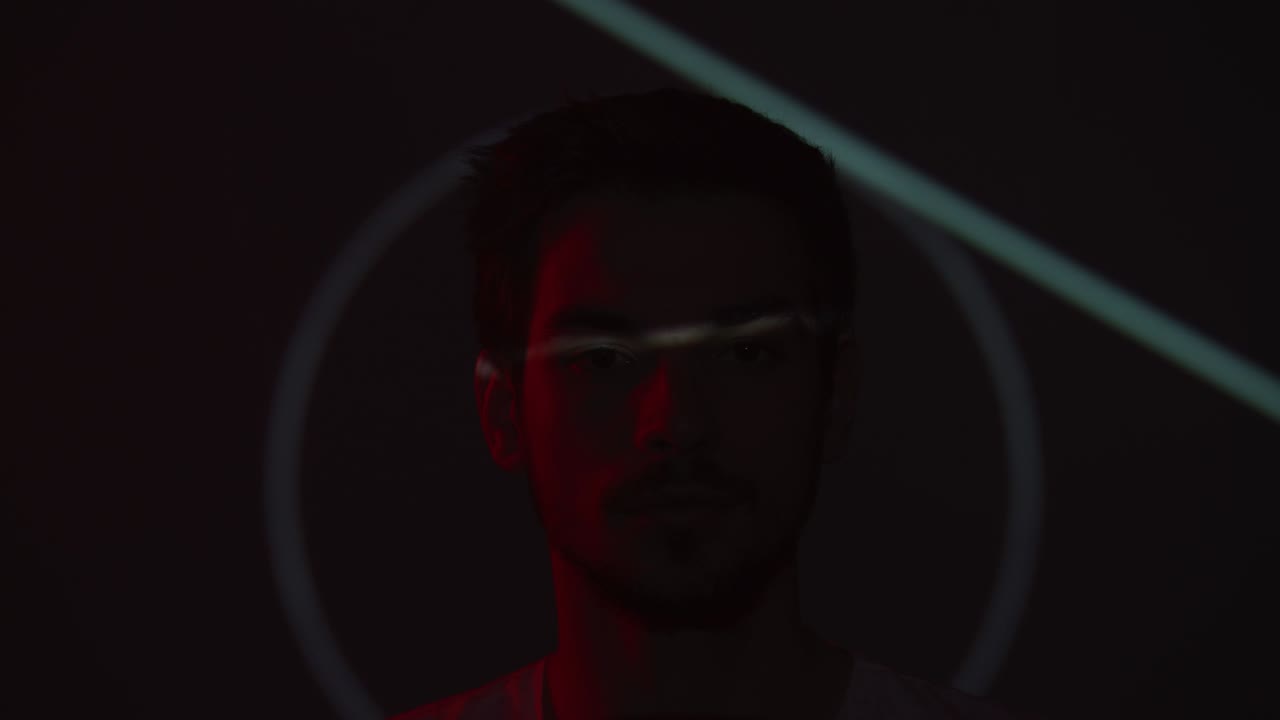 patrones de luz proyectados en la cara de un hombre