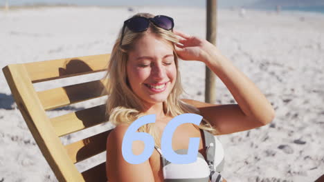 relajándose en la silla de la playa, mujer sonriendo con animación 6g sobre la escena