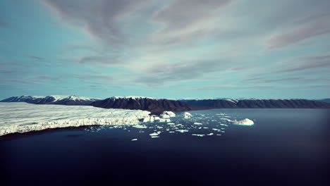 Icebergs-En-El-Lago-Debajo-De-La-Montaña-Y-El-Glaciar