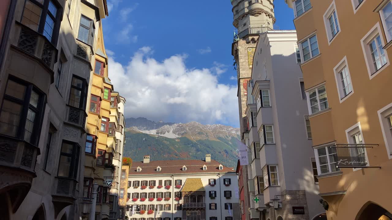 시계탑, 유서 깊은 건물, 오래된 골든스 다클 하우스가 있는 오스트리아 인스브루크의 헤르조그-프리드리히-슈트라세