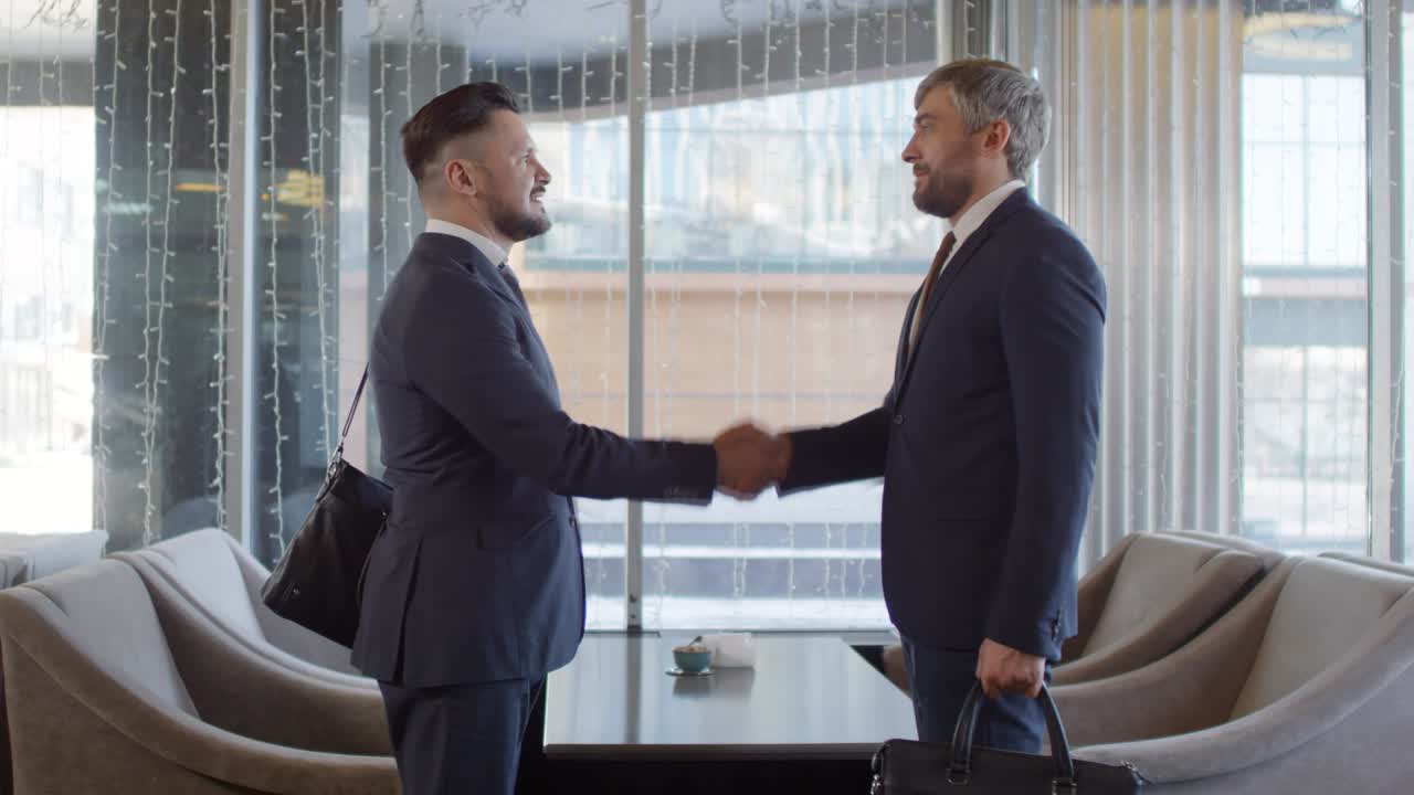 Cinemagraph di uomini d'affari che si stringono la mano