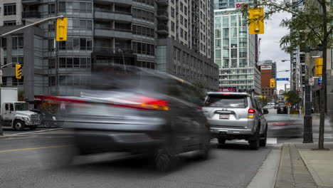 lapso de tiempo de tráfico en una concurrida intersección en el centro de toronto