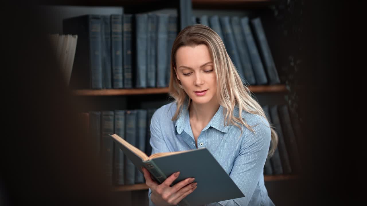 mujer académica inteligente leyendo un libro vintage interesante girando la página del papel disfrutando de pasatiempo en la biblioteca