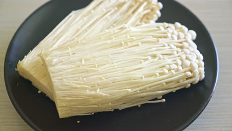 新鮮的 enoki 或金針