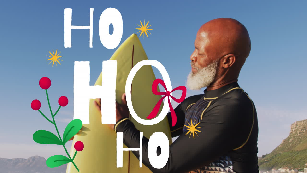 animación de saludos de navidad texto sobre afroamericano hombre mayor con tabla de surf en la playa