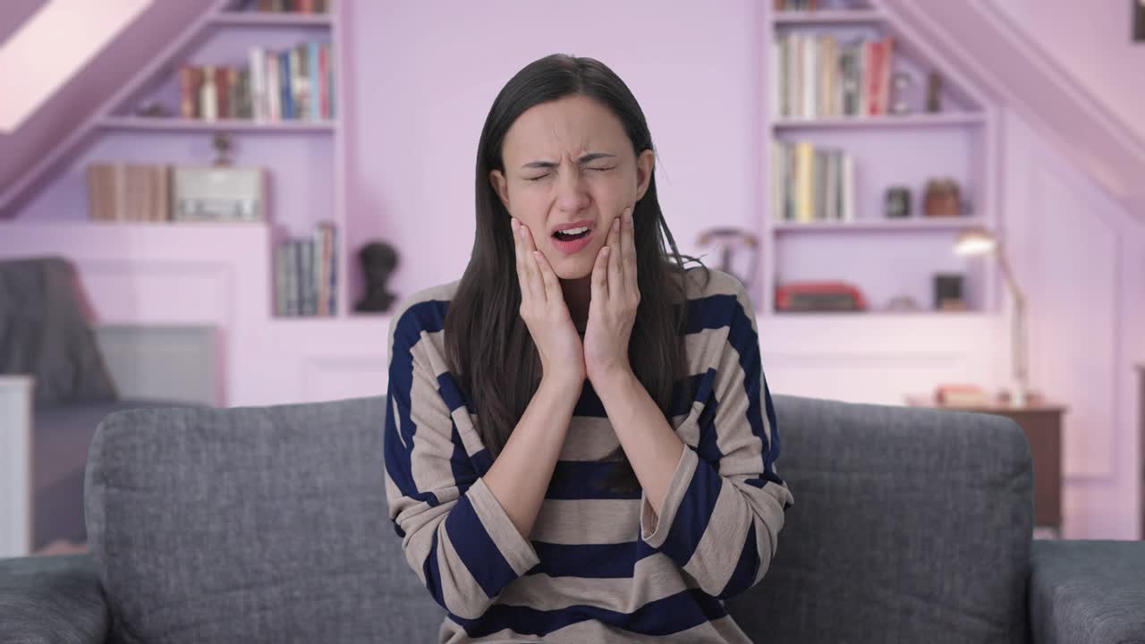 치아 통증을  ⁇ 고 있는 아픈 인도 소녀