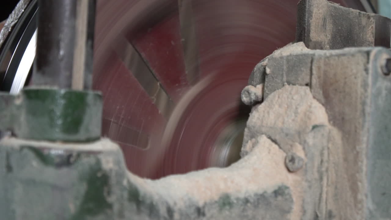 작동 중인 전기 톱 기계