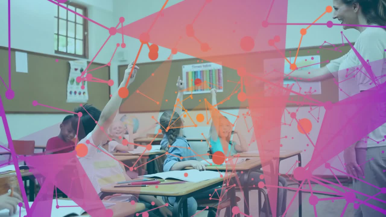 Insegnante di educazione che indica un grafico con una rete in espansione mentre gli studenti alzano le mani per rispondere.