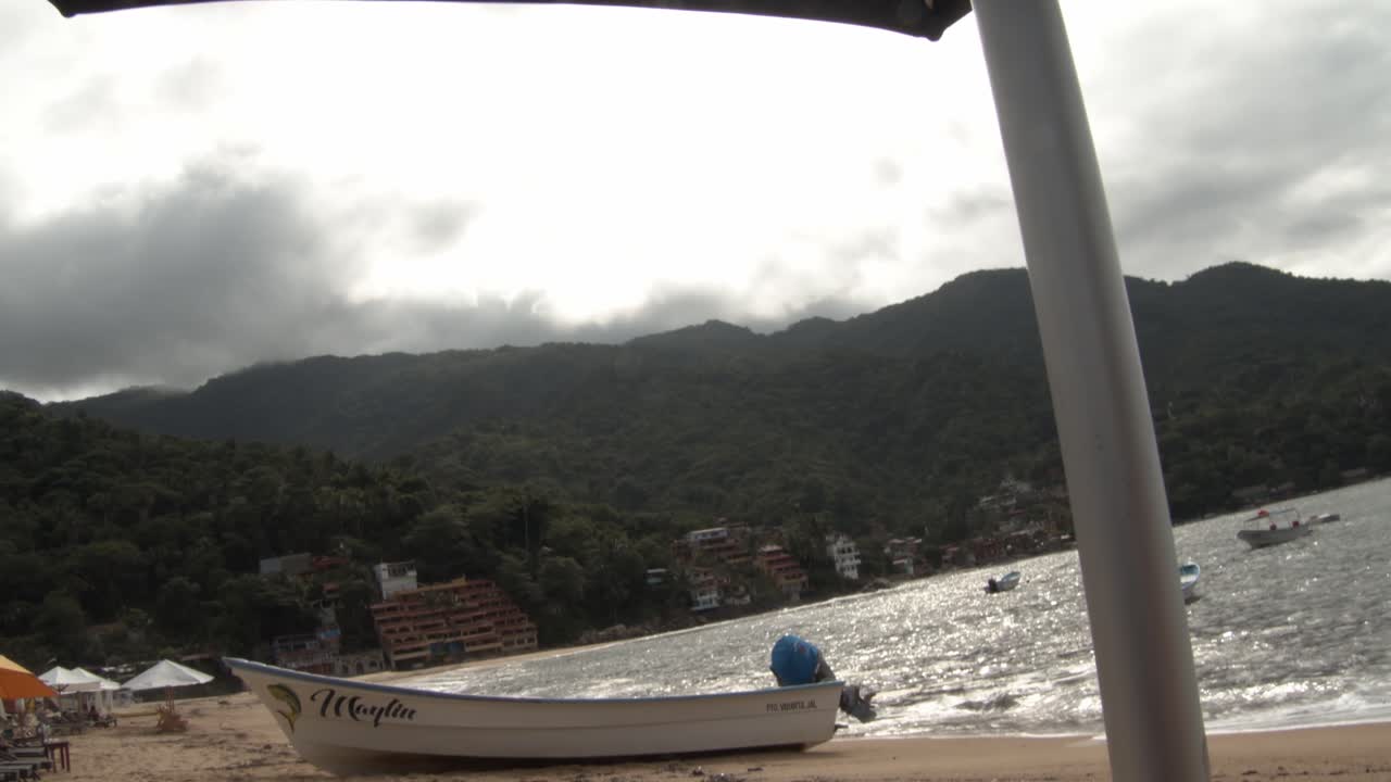 Vista della spiaggia da una sedia a sdraio (Yelapa, Jalisco, Messico).