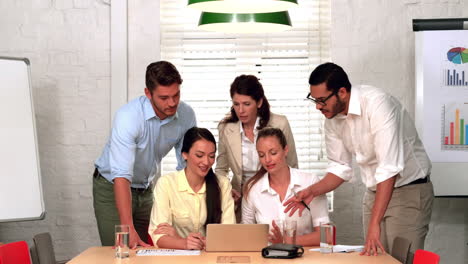equipo de negocios casual teniendo una reunión usando una computadora portátil