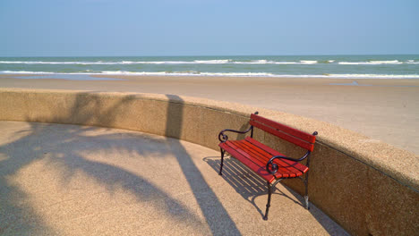 Leere-Bank-Mit-Meeresstrand-Und-Blauem-Himmelshintergrund