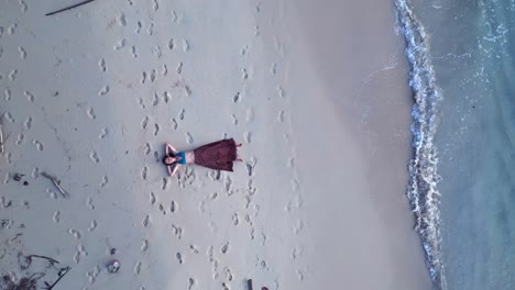 자연 해변에서 편안한 근접 촬영 여성