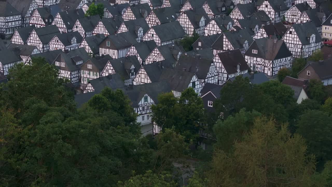 Smukke bindingsværkshuse i Freudenberg set oppefra.