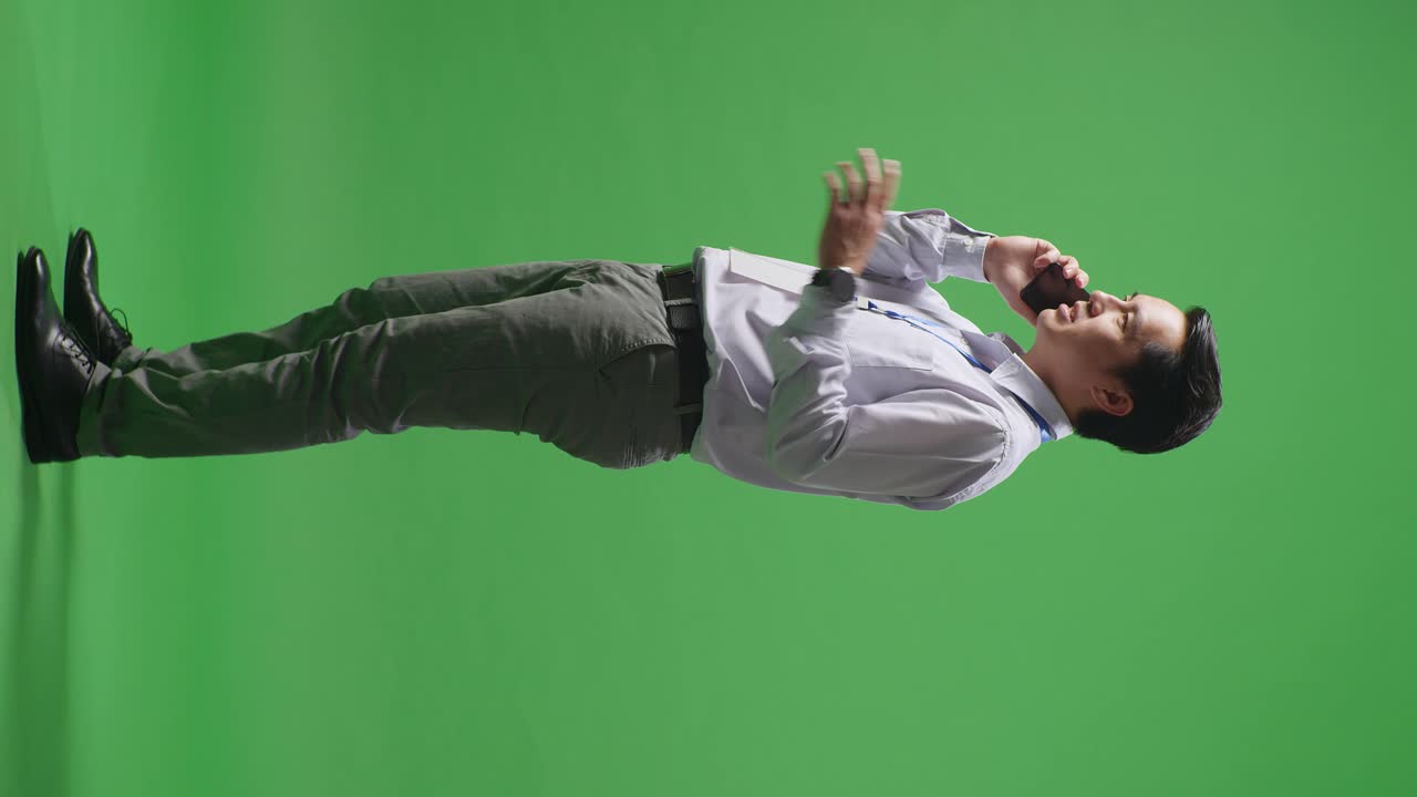 녹색 화면에서 전화 통화를 하는 사업가