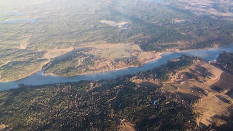 Blick-Aus-Einem-Flugzeug,-Das-über-Einem-Fluss-Fliegt