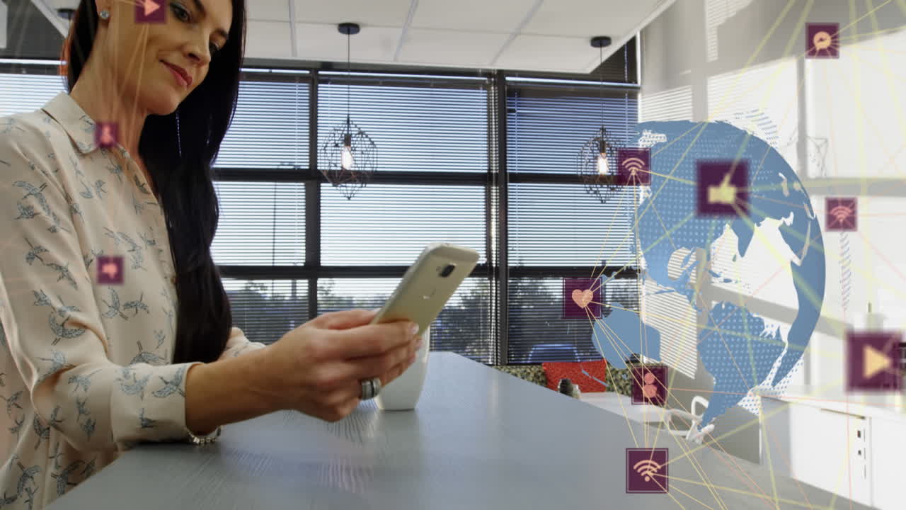 animación de una red de iconos digitales y un globo giratorio sobre una mujer usando un teléfono inteligente