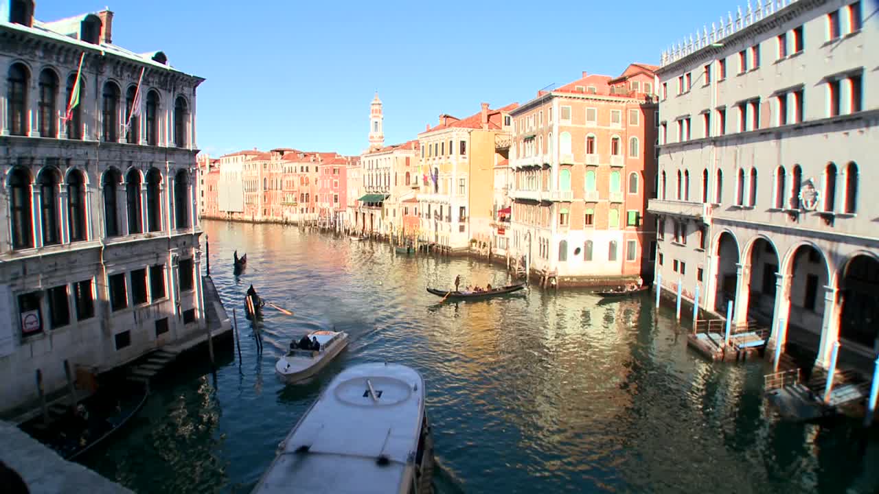 los barcos se mueven a lo largo del gran canal en venecia italia