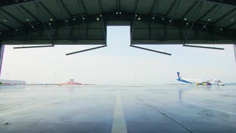 puertas abiertas del hangar en el aeropuerto