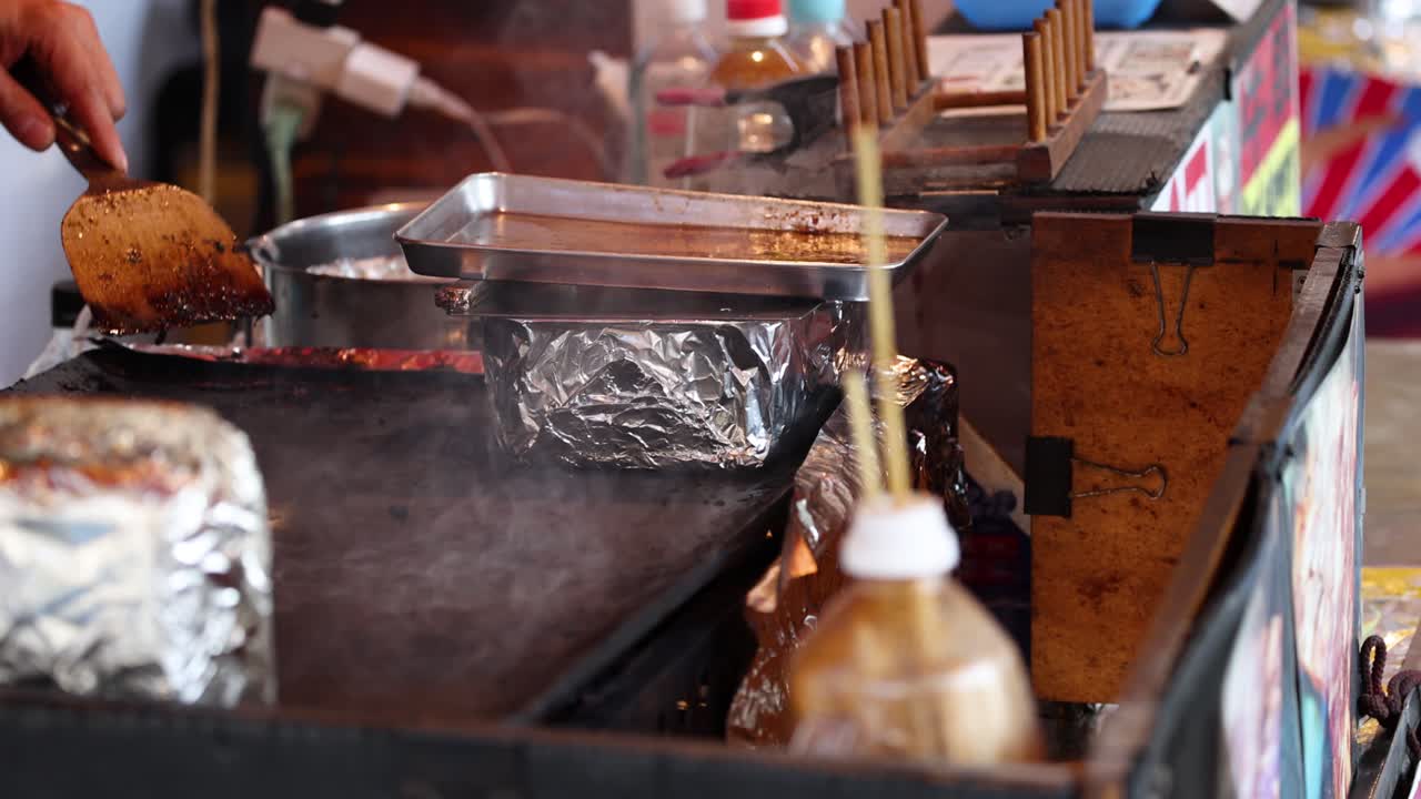 secuencia de parrilla y giro de hamburguesas de ritmo rápido