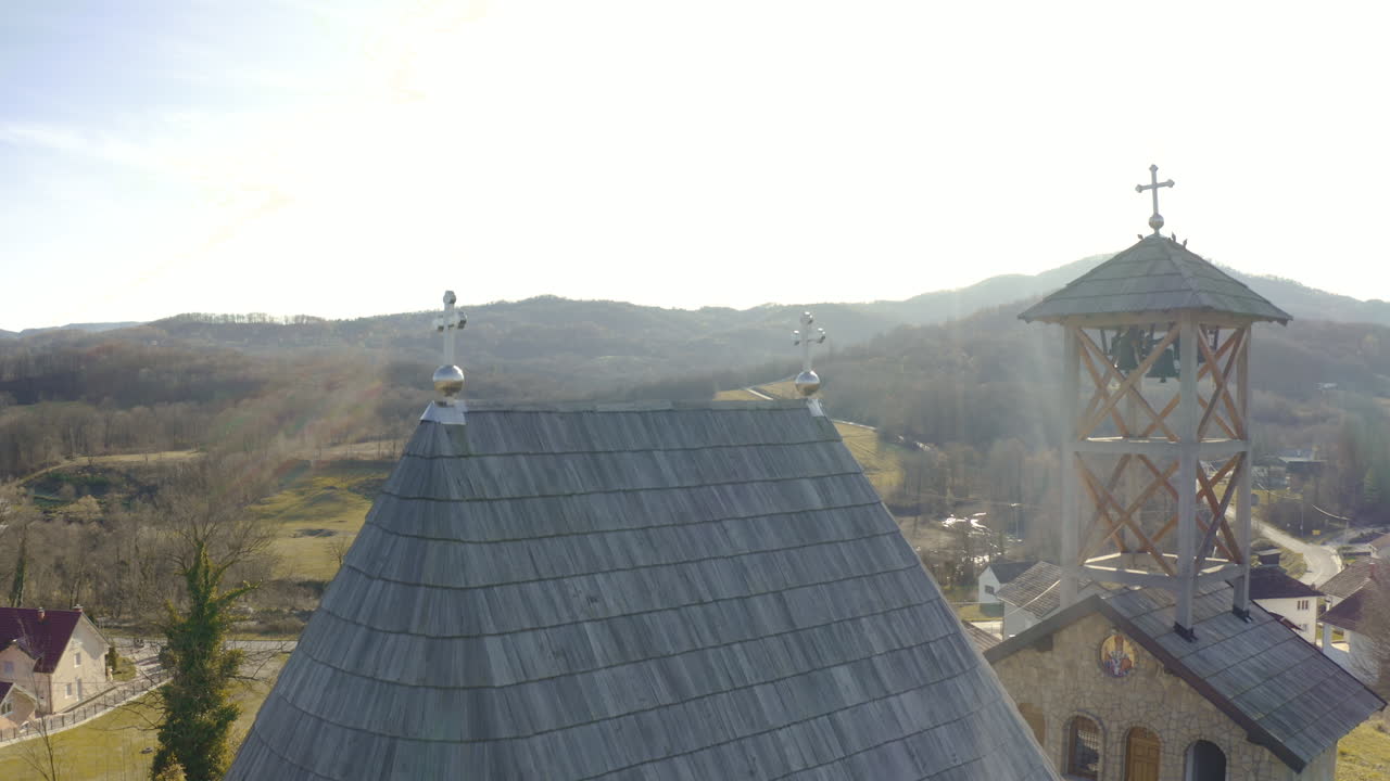 언덕 위의 오래된 마을 한가운데에 돌이 있는 정통 목조 교회